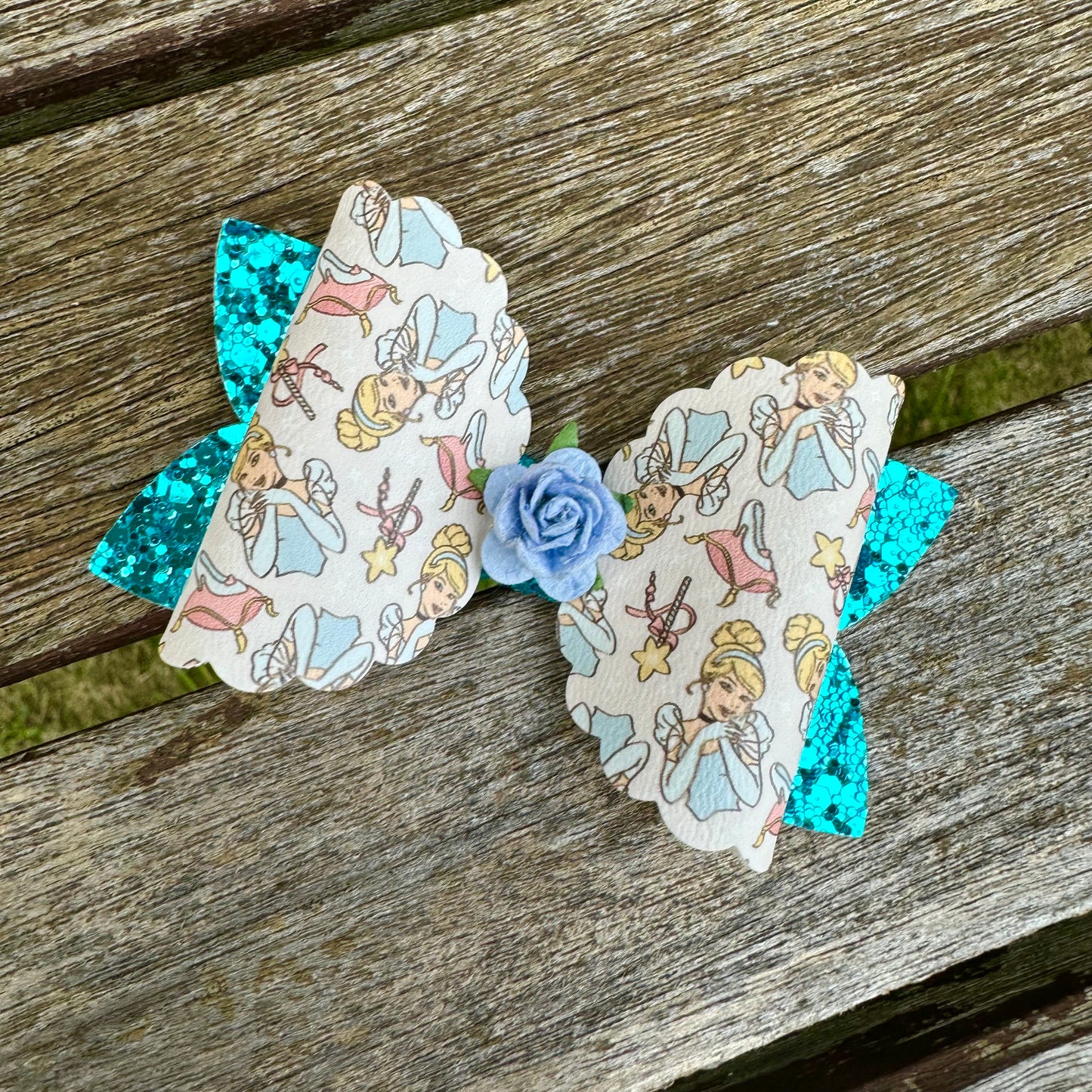 Slipper Princess Scalloped Beauty Bow (9cm)