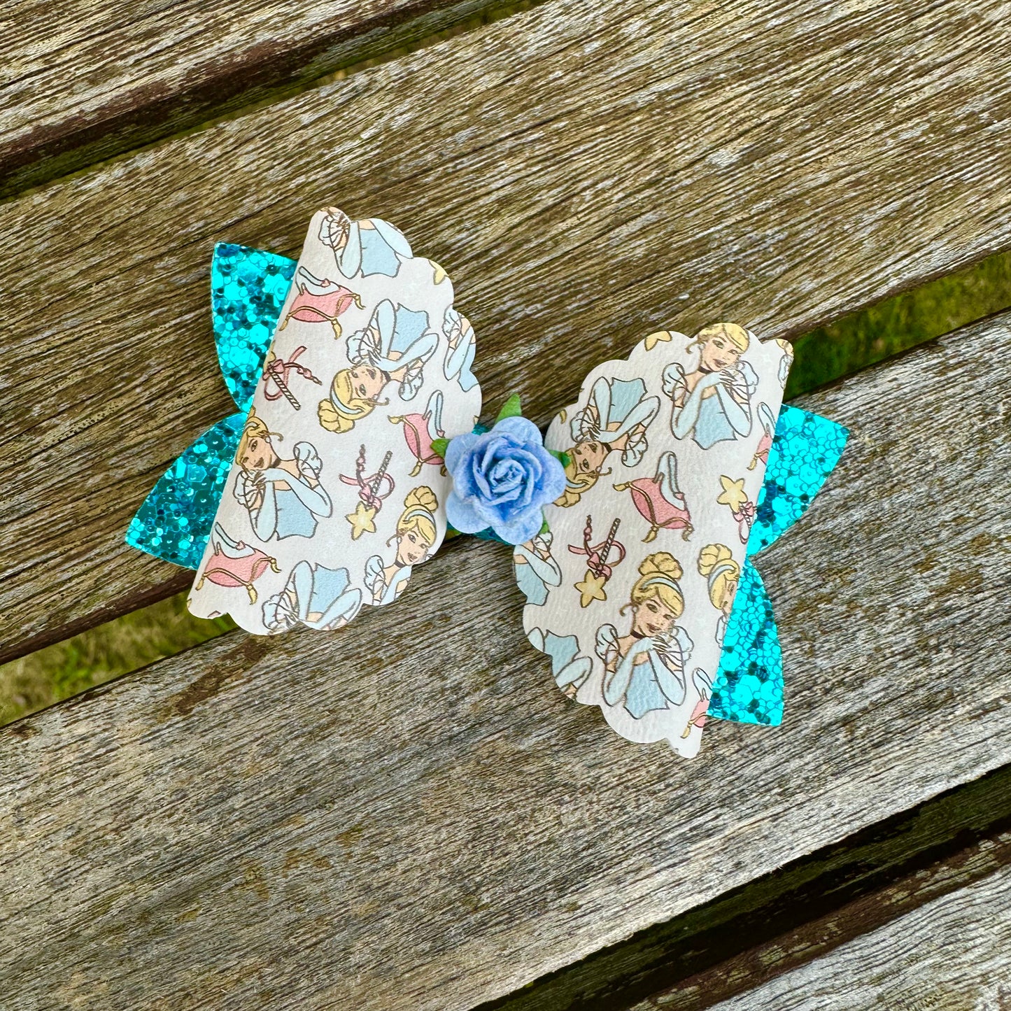 Slipper Princess Scalloped Beauty Bow (9cm)