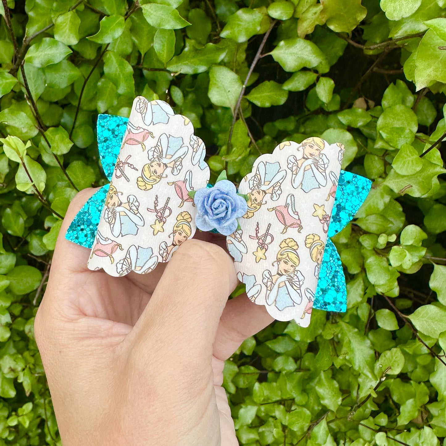 Slipper Princess Scalloped Beauty Bow (9cm)