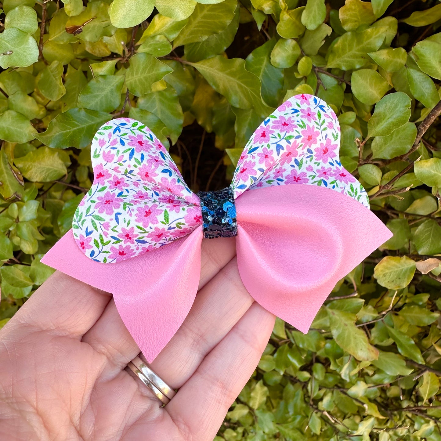 Arianna Loveable Bow (4”)