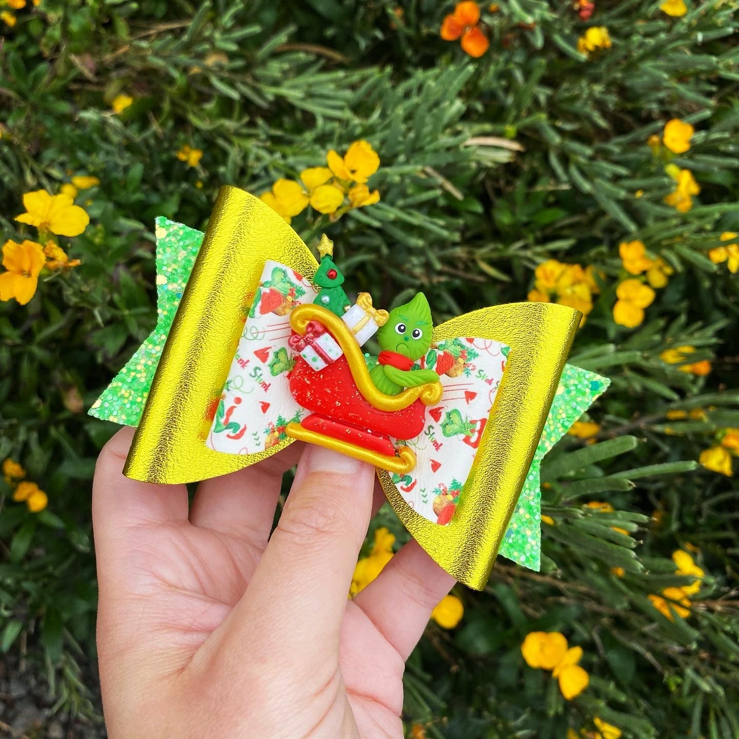 Grinch in Sleigh Clay bow (11cm)